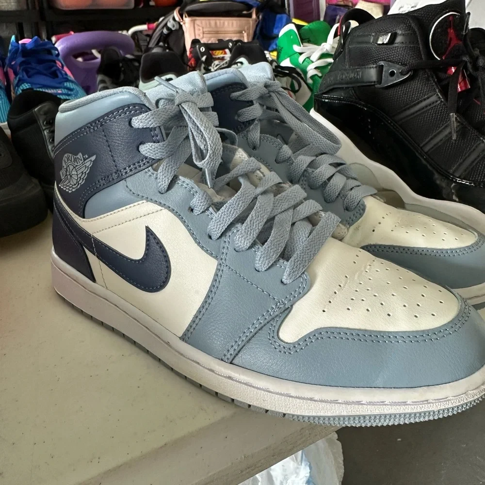 Air Jordan 1 Mid “Wolf Grey/Armory Navy” - Picture 1 of 6